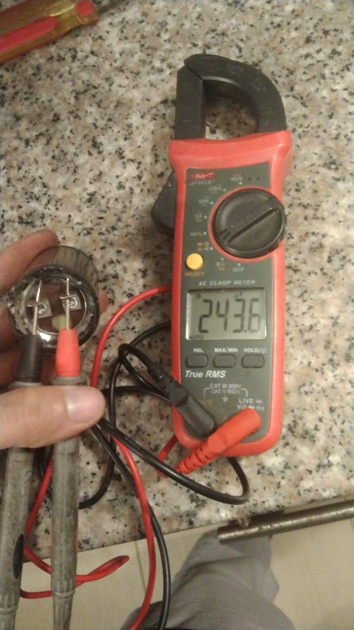 Pinza amperimétrica y herramientas de medición